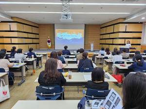 경기남부지원단 허윤숙 파견전문가 리더가 ‘리더연구회 교구재 활용 - 독서 후기 활동 프로그램’ 발표를 하고 있다