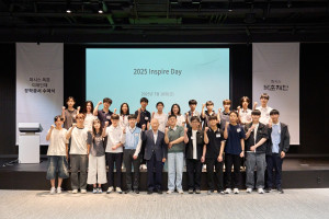18일 '2025 퍼시스 목훈 미래인재를 위한 인스파이어 데이’에서 목훈재단 손동창 이사장과 목훈 미래인재 장학생들이 기념 촬영을 하고 있다