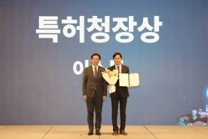 이스톰이 2025년 표준특허 창출지원 우수 참여기관으로 선정돼 특허청장상을 수상했다. 왼쪽부터 김완기 특허청장, 장형석 이스톰 이사(제공=한국특허전략개발원)