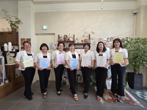 평생학습단체 더위드(The With) ‘시 쓰기, 작곡, 연주 및 발표회 프로젝트’ 참가자들이 기념 촬영을 하고 있다