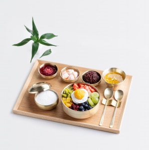 라한호텔이 전주의 맛과 색을 담은 ‘전주 비빔빙수’를 출시했다