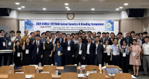 ‘2025 한-베트남 가축 유전육종 공동 심포지엄’ 참석자들이 기념 촬영을 하고 있다