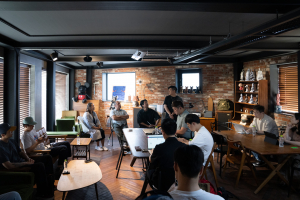 지난 3일 HCC서울에서 오른쪽부터 헬리녹스의 라영환 대표, 에릭 오(Erick Oh) 감독, 안드레아 블라직(Andrea Blasich) 작가가 이번 행사에 대한 내용을 소개하고 있다