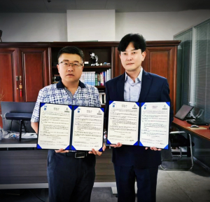왼쪽부터 TITAN &HEJIA 崔景秀(Sayi Cui) 대표, 홈포유터치 홍종익 대표(제공=홈포유터치)