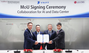 왼쪽부터 LG CNS 현신균 사장, VNPT 또 융 타이(To Dung Thai) 회장, VNPT 응오 디엔 히(Ngo Dien Hy) 부사장, 한국투자리얼에셋운용 김용식 CEO가 MOU 체결 후 기념 촬영을 하고 있다