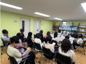 은둔 경험 청년과의 대화에 집중하고 있는 보호자들
