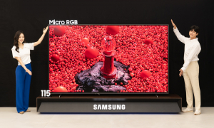 삼성전자 모델이 차세대 디스플레이 기술을 집약한 마이크로 RGB TV를 소개하고 있다