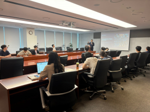 한국해양진흥공사 본사에서 특별 강연 진행 중인 C&W 유럽본부 김종한 전무