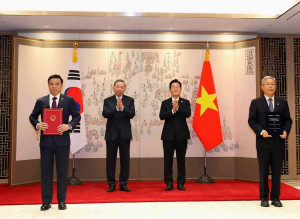 한전과 베트남 국가에너지산업공사(PVN)가 용산 대통령실에서 양국 정상 임석 하에 ‘원전 분야 인력 양성을 위한 업무협약’을 체결했다. 왼쪽부터 베트남 PVN 회장 레 마잉 훙, 베트남 공산당 서기장 또 럼, 대한민국 대통령 이재명, 한국전력 사장 김동철
