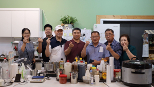 8월 6일 천안시 광덕 교육장에서 반찬 레시피 교육을 마친 조합원들이 기념 촬영을 하고 있