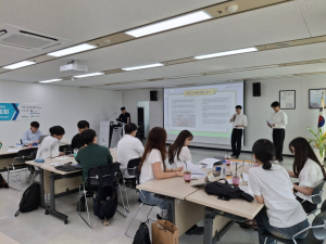 참여 청년들이 프로젝트 결과물을 발표하고 있다