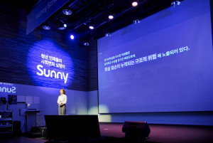 8월 21일 SK행복나눔재단에서 진행한 Sunny Scholar Impact Stage에서 문제정의를 발표 중인 Surfer팀