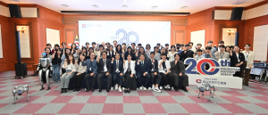 충남콘텐츠진흥원 창립 20주년 기념행사 참석자들이 단체 사진을 촬영하고 있다