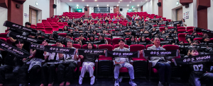 ‘G.D.S UNION : YOUTH STAGE’ 축제 참가자들이 기념품을 들고 단체 사진을 촬영하고 있다