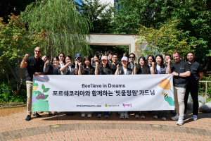 지난 10일 서울 동대문구 장평근린공원에서 포르쉐코리아 임직원과 함께 빗물정원 가드닝 활동을 진행하고 기념사진을 촬영했다