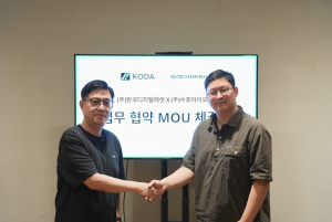 왼쪽부터 KODA 조진석 대표와 수호아이오 박지수 대표가 협약식에서 기념 촬영을 하고 있다