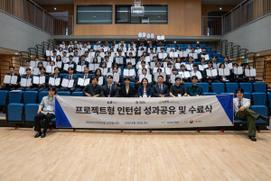 성과공유회 참가자들이 단체사진을 촬영하고 있다