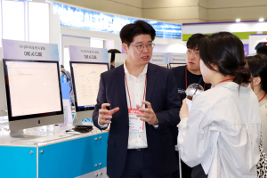 더존비즈온은 서울 코엑스에서 열린 ‘KHF 2025’에서 의료 기관의 디지털전환(DX)부터 AI 적용, 정밀의료로 이어지는 전방위적 의료 혁신과 그 방향성을 제시했다