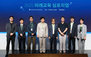 ‘2025 미래교육 심포지엄’ 공연자 및 연사. 왼쪽부터 이재혁 VR 아티스트, 강민석 강동송파교육지원청 장학사, 최민근 MBC 감독, 구수환 이태석재단 이사장, 박형주 전 아주대 총장, 이원희 메타코리아 이사, 박일준 디지털리터러시협회 회장, 김묘은 디지털리터러시협회 대표