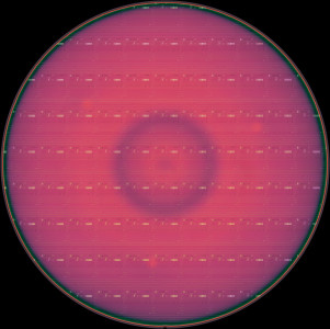 엑시트론의 300mm GaN-on-Si 웨이퍼를 imec이 p-GaN 식각 후 KLA 코퍼레이션의 8 시리즈CIRCLTM 검사 장비에서 분석하는 모습