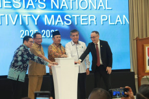 Formal joint launching moment of the National Productivity Master Plan (MPPN) 2025–2029 by Vice Minister Febrian Alphyanto Ruddyard (left), Minister T...