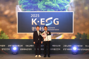 어플라이드 머티어리얼즈 코리아가 21일 서울 플라자호텔 그랜드볼룸에서 열린 ‘2025 K-ESG 경영대상’ 시상식에서 ‘ESG부문 대상’과 ‘외교부 장관상’을 수상했다. 손성용 어플라이드 코리아 글로벌서비스부문 부사장(오른쪽)이 수상 후 기념 촬영을 하고 있다