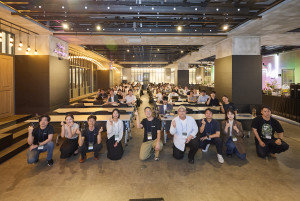 콘퍼런스 참석자들이 기념 촬영을 하고 있다