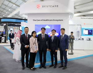 문병준 주사우디 한국대사가 전시 부스를 방문해 이지케어텍 관계자들과 사진 촬영을 하고 있다. 문병준 대사(가운데)와 홍우선 이지케어텍 대표이사(오른쪽에서 두 번째)