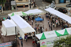 2025년 승가원 행복나눔바자회 전경. 성북구청 바람마당에서 침구류, 의류, 신발, 생활용품, 주방용품 등 12개의 부스로 운영됐고, 기업의 후원 물품을 판매해 약 2100만원의 장애복지기금을 마련했다. 승가원 행복나눔바자회는 매년 9~10월 사이에 열린다