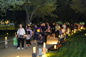 2025 성밖숲 나이트워킹에서 3대 가족이 함께 야간 워킹을 즐기고 있다