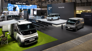 ‘2025 재팬모빌리티쇼’ 기아관 전경. 왼쪽부터 PV5 슈필라움 글로우캐빈, PV5 패신저, PV5 카고