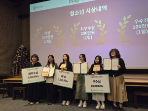 2025년 에코크리에이터 대상 수상자들이 기념 촬영을 하고 있다