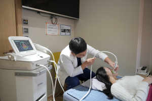 HIFU 장비를 시술하는 김가람 원장