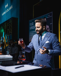 ‘2025년 월드 클래스 글로벌 바텐더 오브 더 이어(World Class Global Bartender of the Year)’로 선정된 펠리체 카파소(Felice Capasso). 카파소는 “월드 클래스 우승은 단순히 꿈이 실현된 것이 아니다. 오랜 시간 쉼 없이 노력해 온 목표며, 간절히 원하고 포기하지 않고 끝까지 나아간다면 무엇이든 이룰 수 있다는 살아 있는 증거”라고 말했다