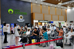 트로트 가수 김선준, 한소민이 9월 24일 중앙보훈병원 로비에서 공연을 하고 있다