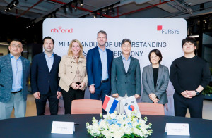 퍼시스그룹과 로열아렌트의 전략적 업무협약(MOU) 체결식에서 롤프 뵈르스푸이 로열아렌트 대표(왼쪽부터 네 번째)와 손태희 퍼시스그룹 총괄사장(오른쪽부터 세 번째)을 비롯한 양사 관계자들이 기념촬영을 하고 있다