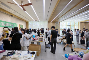 퍼시스그룹 임직원들이 사내 플리마켓 행사 ‘SECOND CHANCE’ 현장에서 기부 물품을