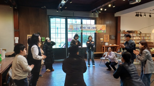 몸과 마음을 잇는 활동을 통해 즐겁게 나들이 참여 중인 가족들