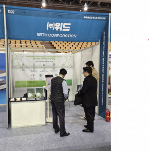 위드가 ‘국제 배터리 엑스포 2025 포항’ 부스에서 EV 폐배터리 고순도 자동 분리 기술을 소개하고 있다(제공=위드)