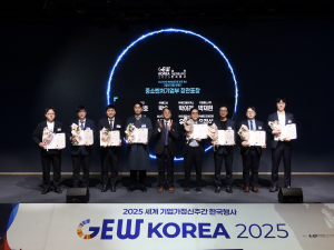 폰드메이커스 박이래 대표(왼쪽에서 세번째)가 2025 벤처창업진흥 유공 포상 청년기업인 부문 중소벤처기업부 장관표창 수상 후 기념촬영을 하고 있다