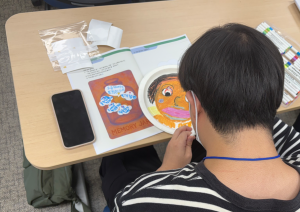 경계선지능 학습자가 이티랩의 문화예술 기반 정서·표현 교육 프로그램 ‘너와 나, 자화상으로 꾸미는 접시’에 참여하고 있다(사진=이티랩)