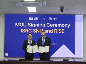 서울대학교 반도체공동연구소와 RISE 스웨덴국립연구원이 MOU 체결 후 기념 촬영을 하고 있다