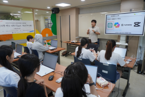 ‘전지적 영웅 시점(Feat.YOUTH+AI)’ 프로그램 참가 청소년들이 AI 교육을 받고 있다