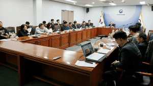 11월 6일 국사편찬위원회 본관 중회의실에서 정보통신산업진흥원(NIPA) 2025년 공공AX 프로젝트 사업(17.한국 근대 다문자 자료 활용 지원 AI 솔루션 개발 및 실증) 착수보고회가 열리고 있다