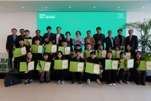 이니스프리 모음재단(이사장 이진호)이 지난 14일 헤리티크 제주 헤리티크 블루 3F 컨벤션홀에서 ‘2025 제주 그린어워드’ 시상식을 진행했다. ‘제주 그린어워드’는 이니스프리 모음재단이 지속가능한 제주다움을 위해 노력하는 사람들을 발굴, 확산하는 사회 공헌 프로젝트로...