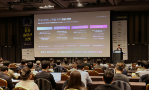 더존비즈온 지용구 성장전략부문 대표가 서울 코엑스에서 열린 ‘제25회 공공솔루션마켓’에서 ONE AI PE 기반 공공 혁신 사례를 발표하고 있다