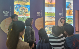 원주 지역 취약계층 아동 청소년들이 기후변화 홍보관 해설사들의 설명을 듣고 있는 모습