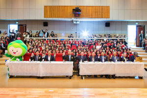 제32회 보훈의료학회 참석자들이 기념 촬영을 하고 있다