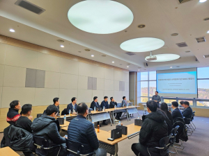 몬드리안에이아이와 서울과학기술대학교 탈플라스틱사업단 관계자들이 산학협력 업무협약(MOU) 체결을 위한 협약식을 진행하고 있다