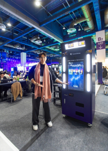 COMEUP 2025 행사장에 설치된 스위트앤데이터 AI 포토부스 앞에서 안재관 대표가 포토부스를 소개하고 있다